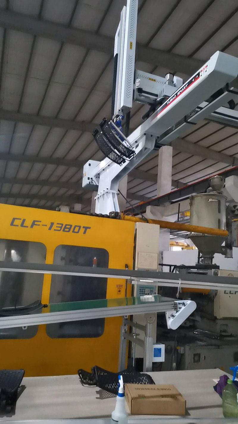 Yubao Smart traverse robot arm installed on CLF-1380T injection molding machine