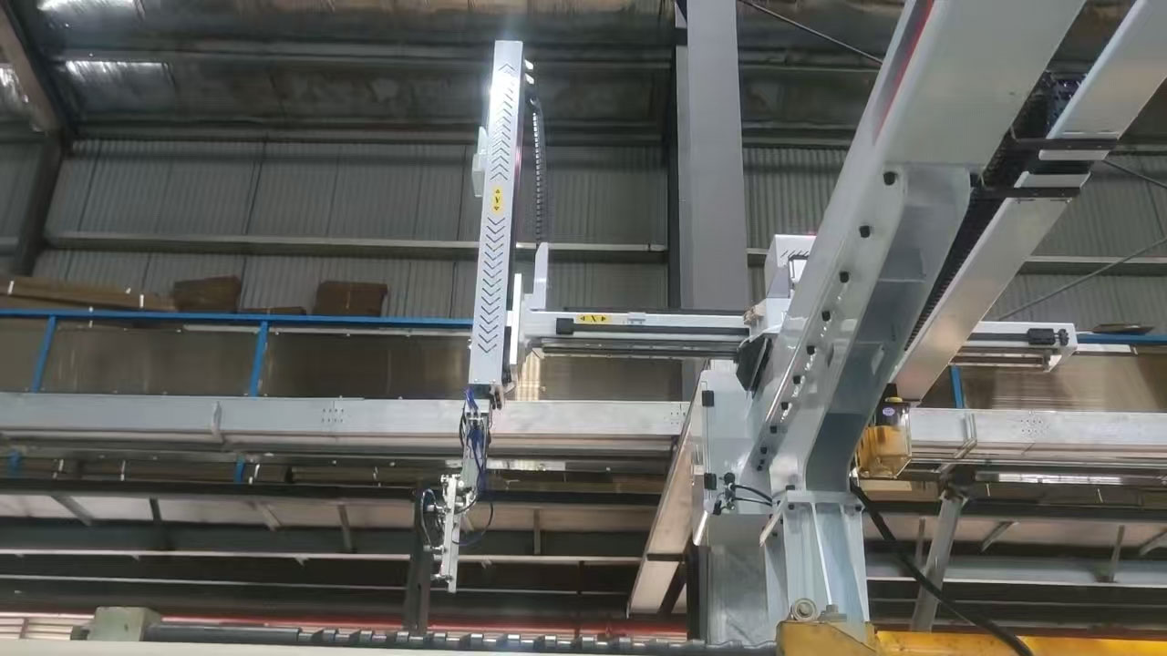 Yubao Smart traverse robot arm installed on CLF-1380T injection molding machine