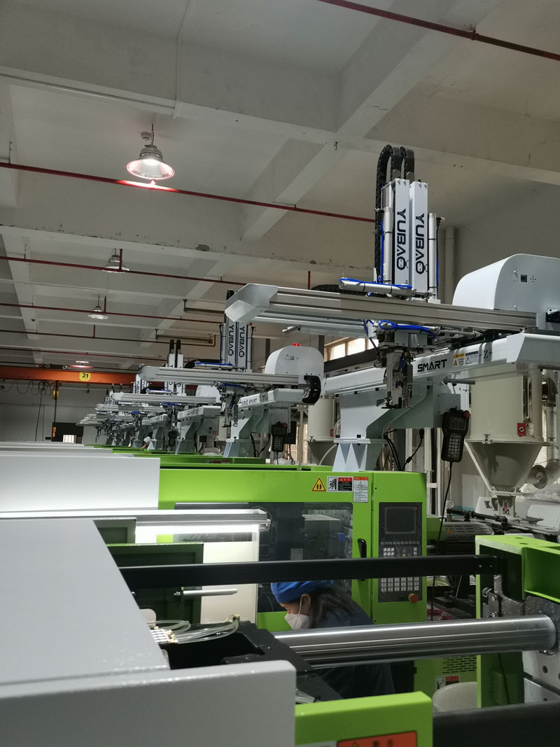 Yubao Smart full-servo traverse robots installed on injection molding machines in production workshop